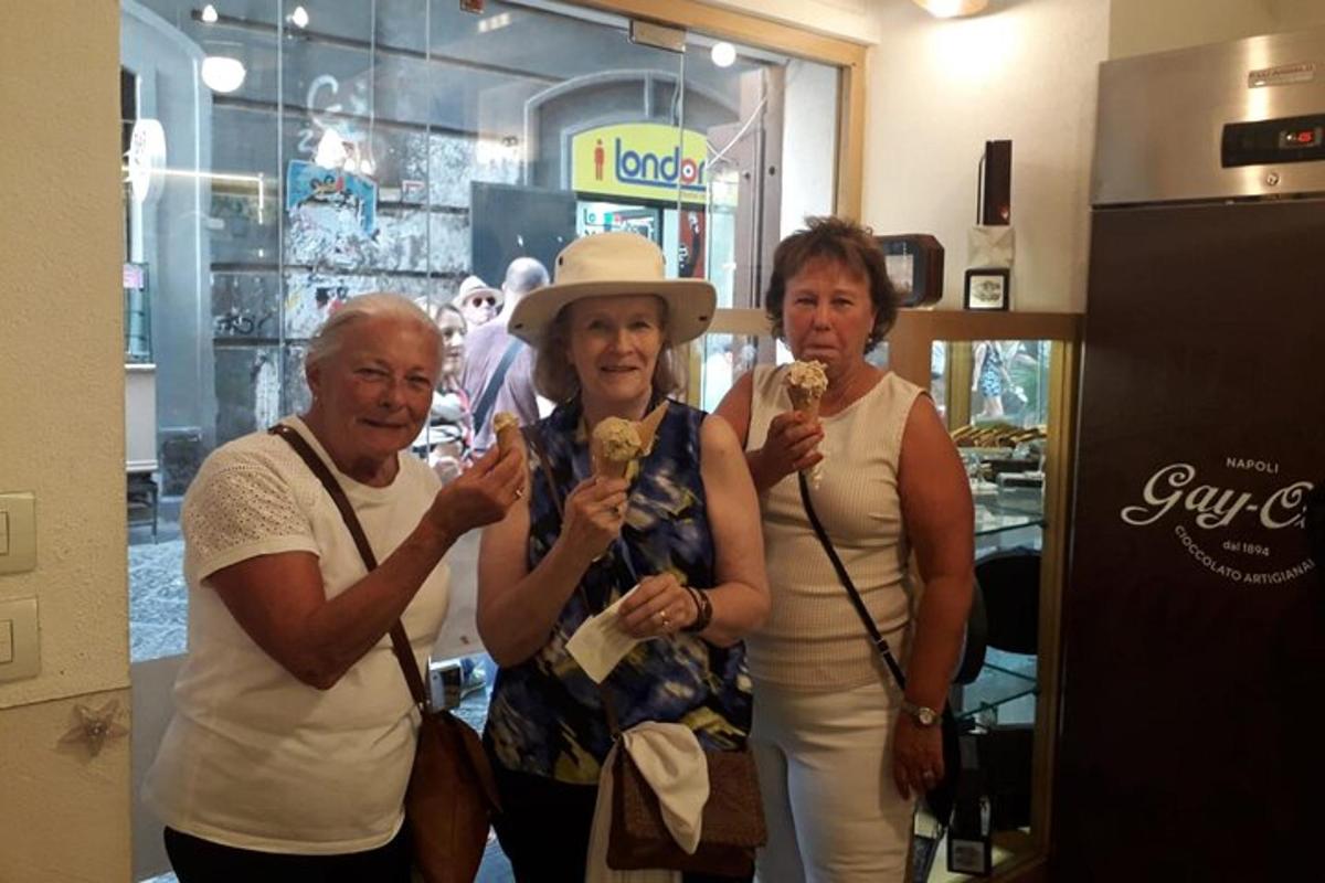 Dos mujeres y un hombre sosteniendo un helado