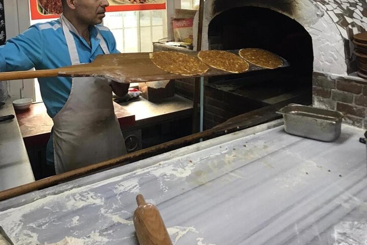 muž v kuchyni peče chléb v troubě