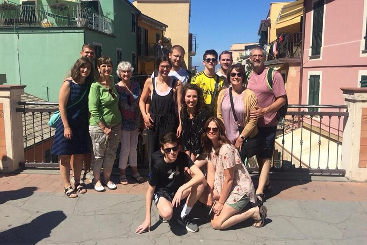 група людей позує для фотографії