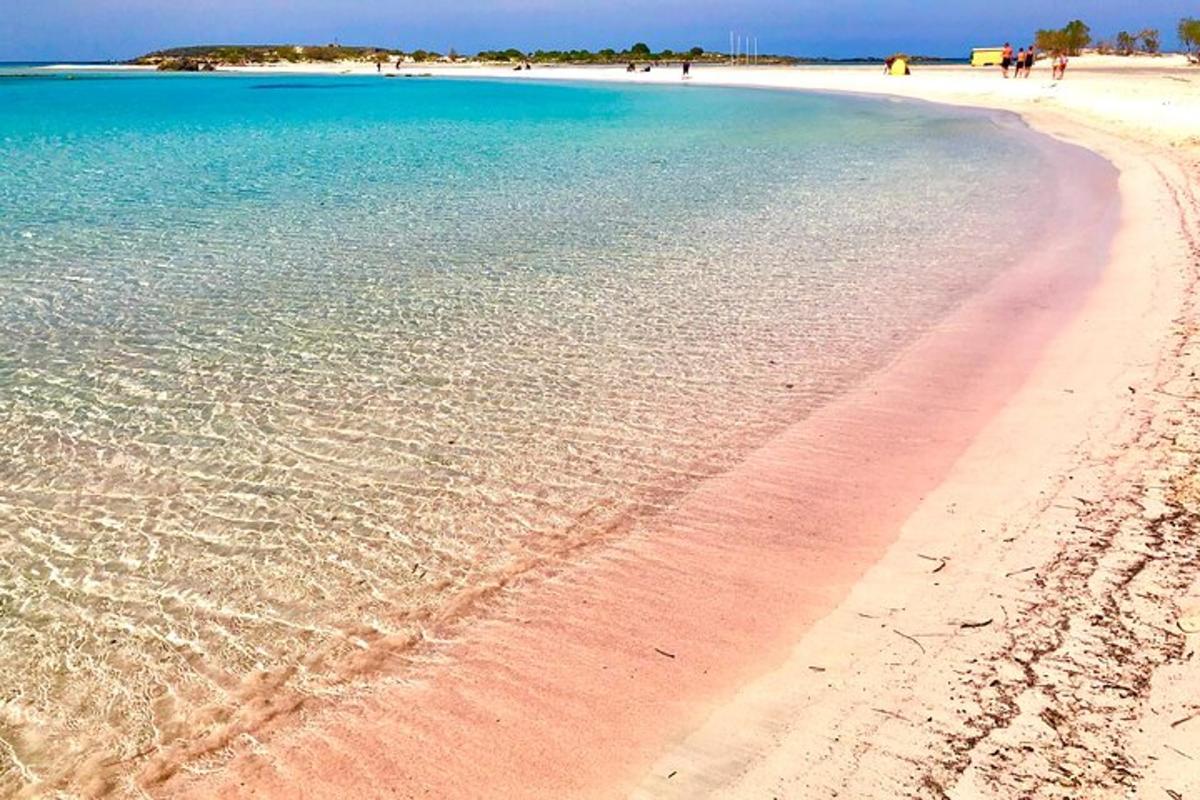 en strand med blått vann og folk som går på den