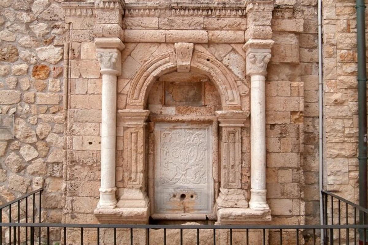 un edificio in pietra con una porta in pietra con un arco