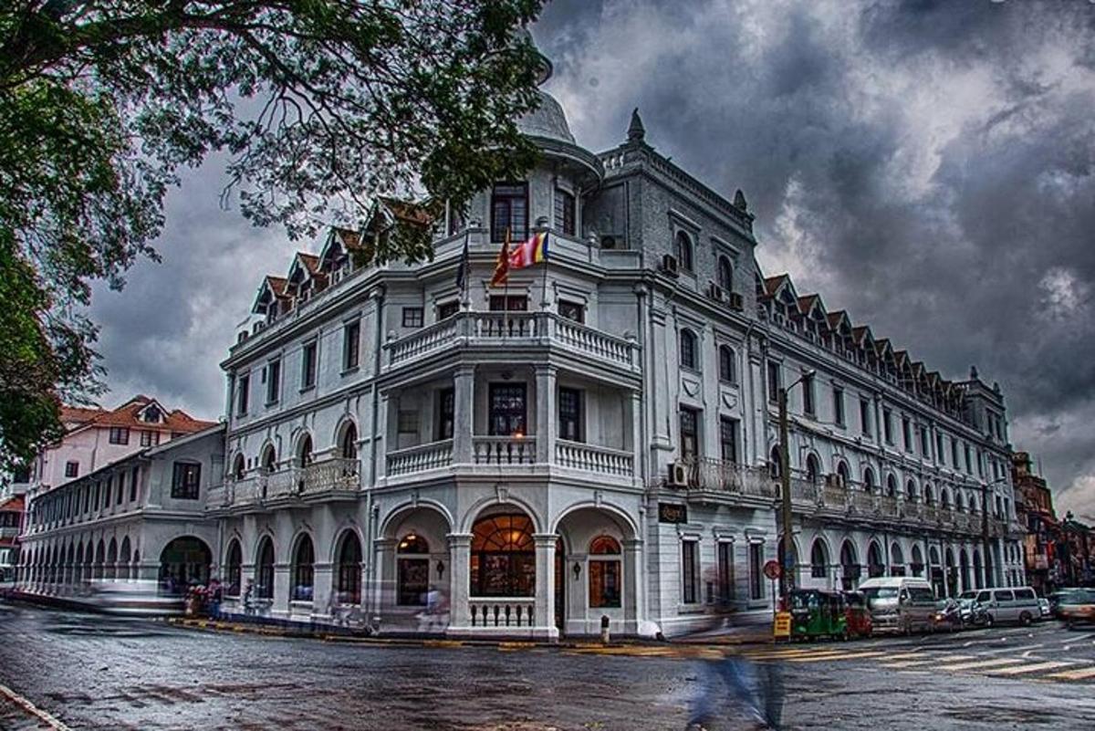 Un gran edificio blanco en la esquina de una calle.