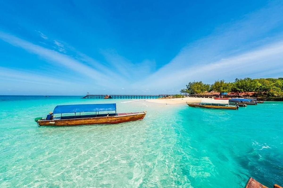 dva čolna v vodi ob plaži