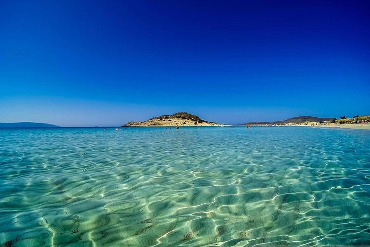 una gran massa d'aigua amb una platja al fons