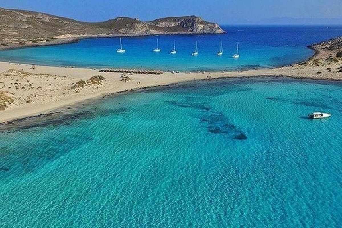 vista aèria d'una platja amb vaixells a l'aigua