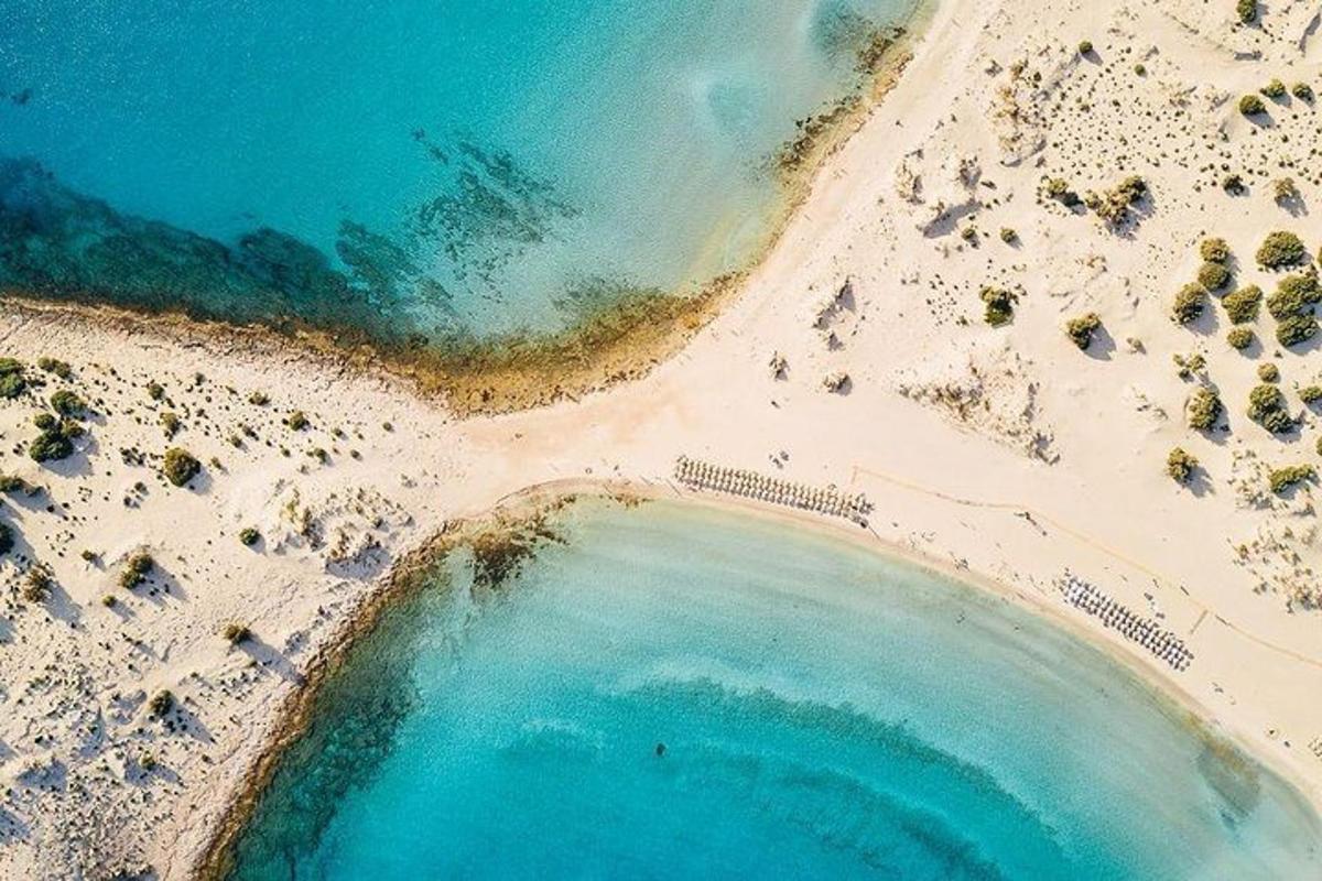 een luchtfoto van een strand met blauw water