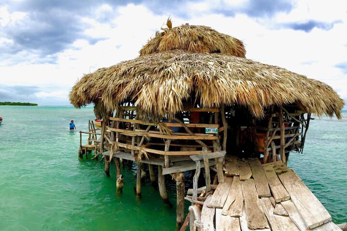 una capanna sull'acqua nell'oceano
