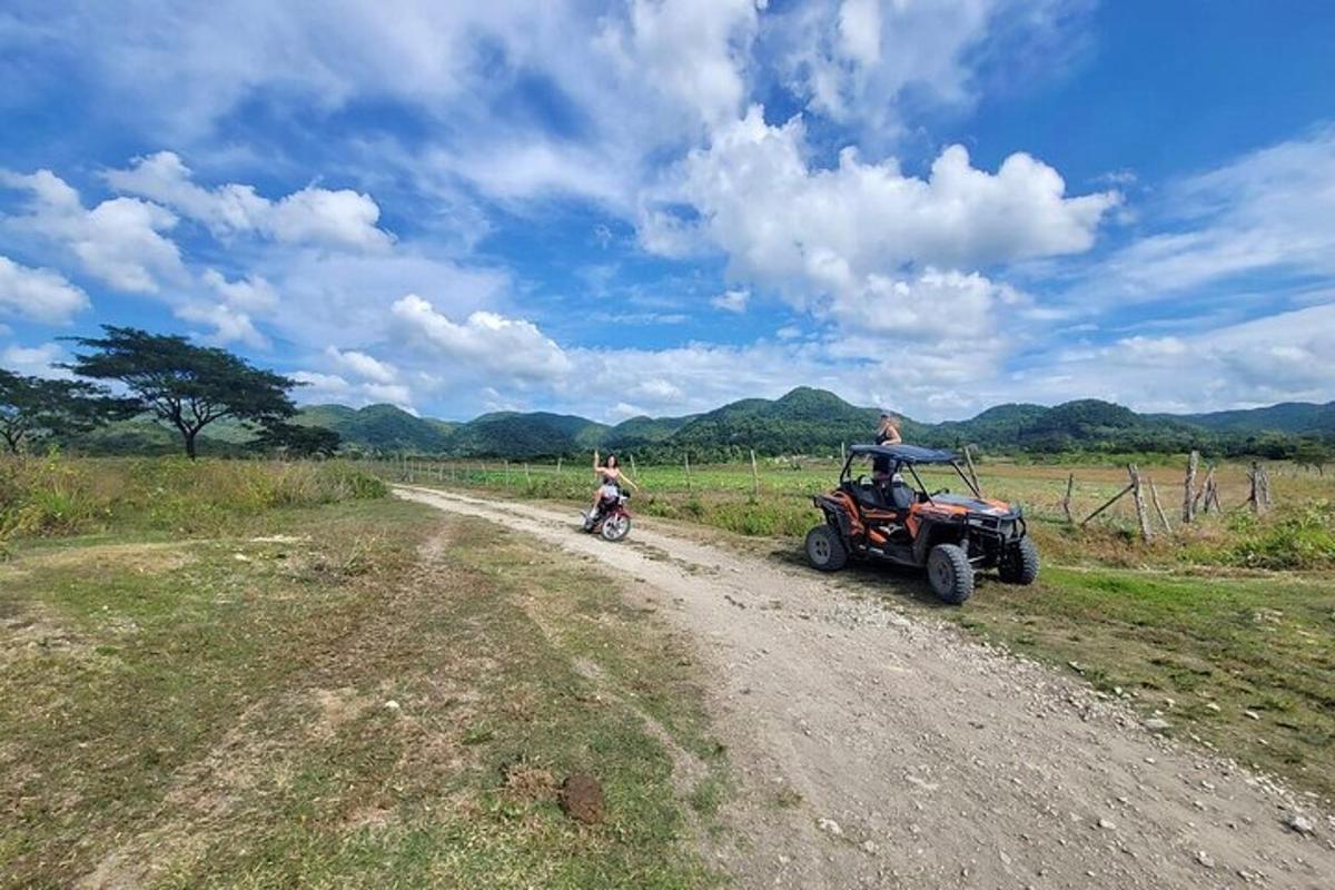 una persona que conduce un quad por un camino de tierra