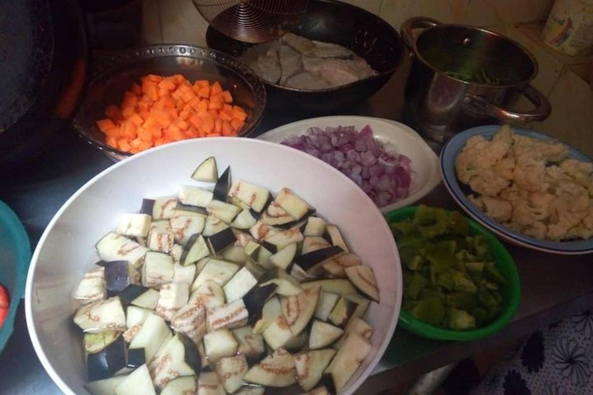 laud köögiviljakausi ja toidukaussidega