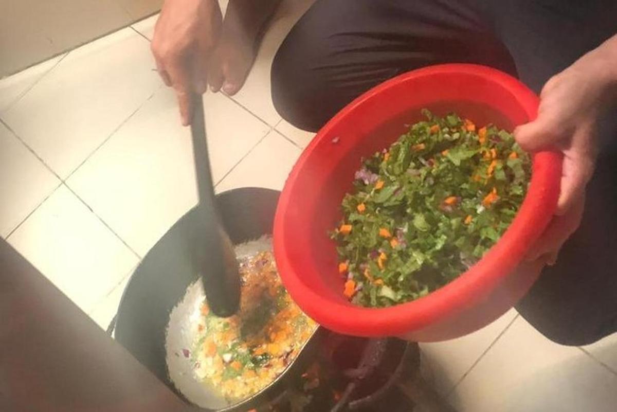 inimene, kes hoiab käes punast kaussi salatit