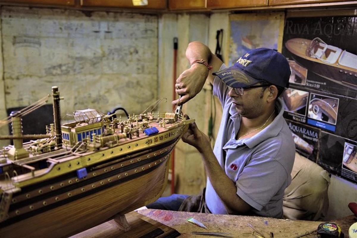 um homem trabalhando em um modelo de barco