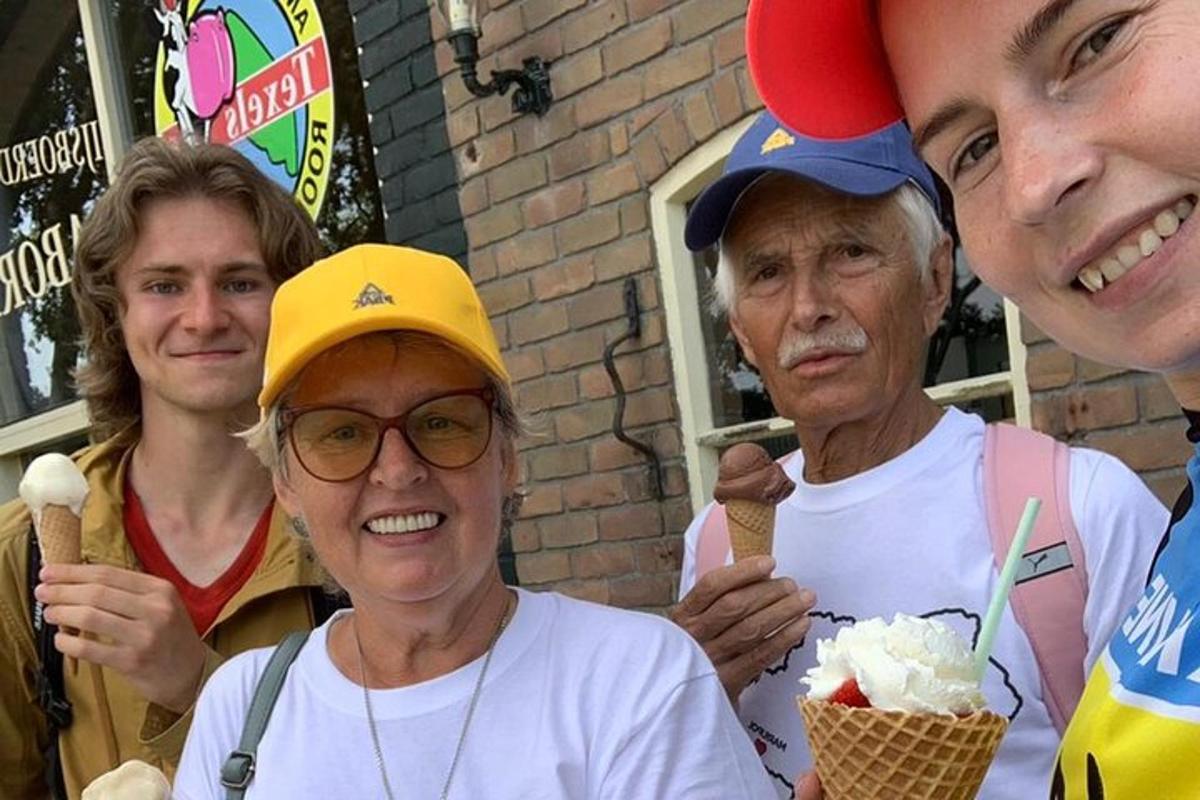 Un grupo de personas posando para una foto con helado.