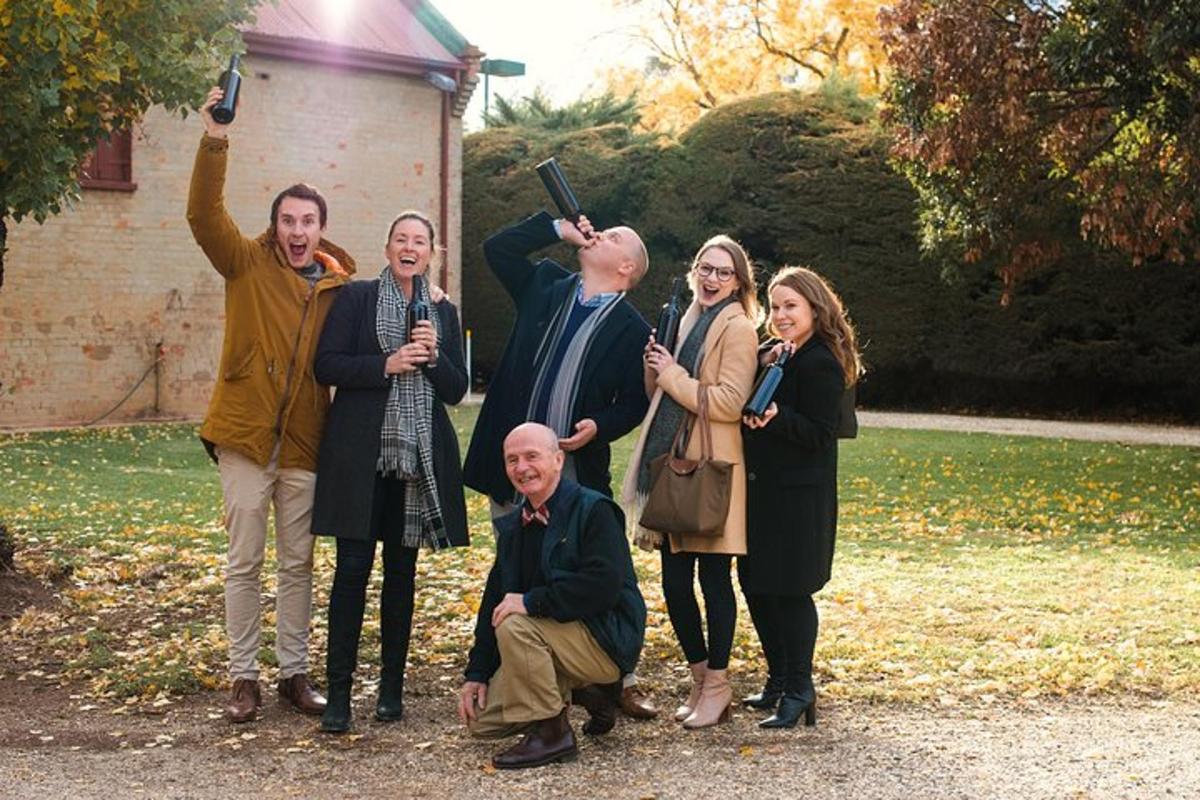 un gruppo di persone posa per una foto
