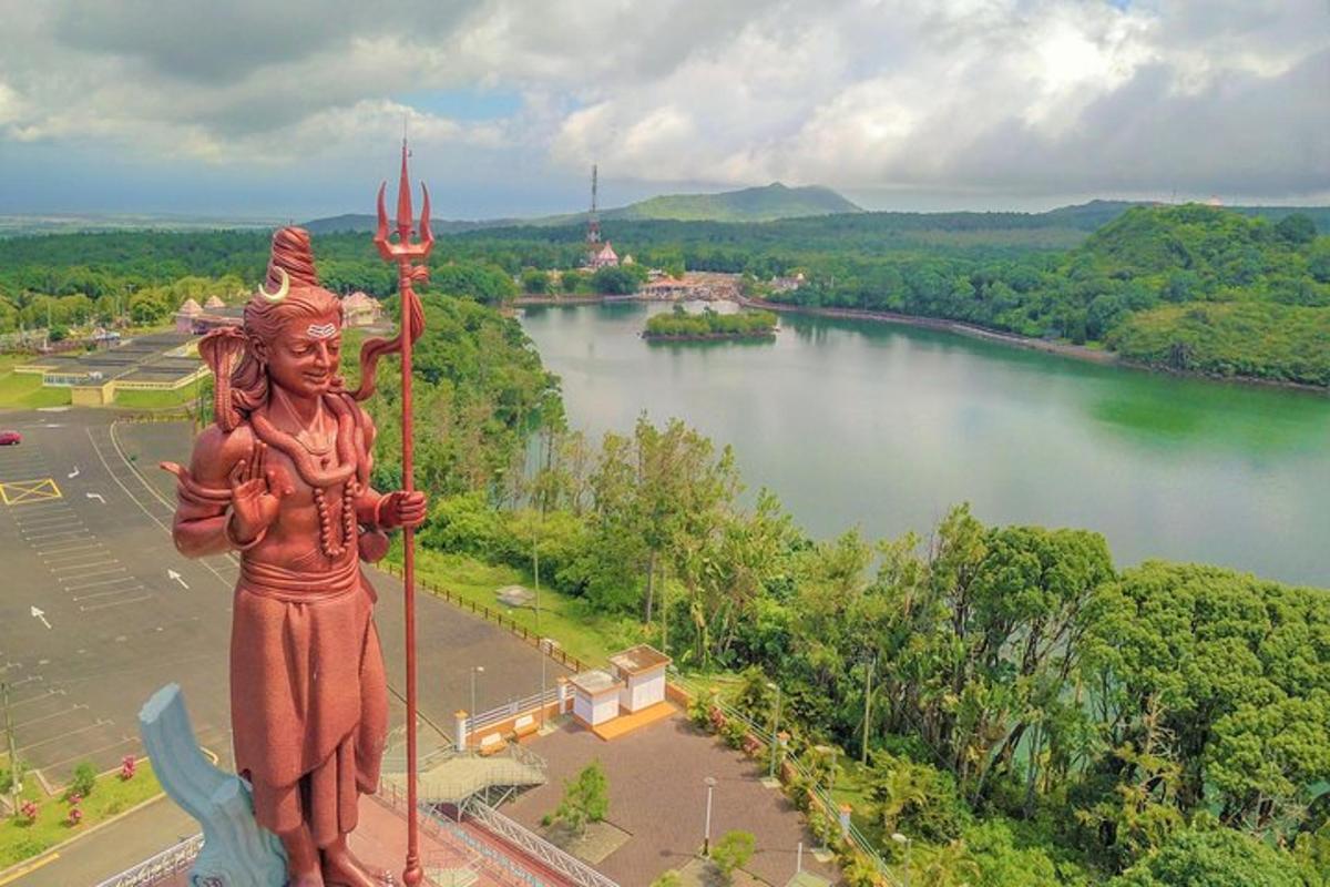 Una estatua de una mujer sosteniendo una bandera en la cima de un río.