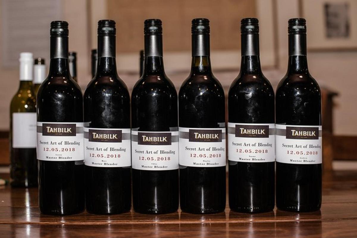 un gruppo di bottiglie di vino appoggiate su un tavolo