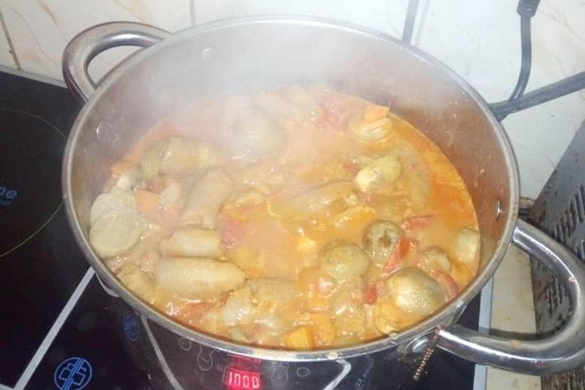 pliidiplaadil toiduga täidetud pott