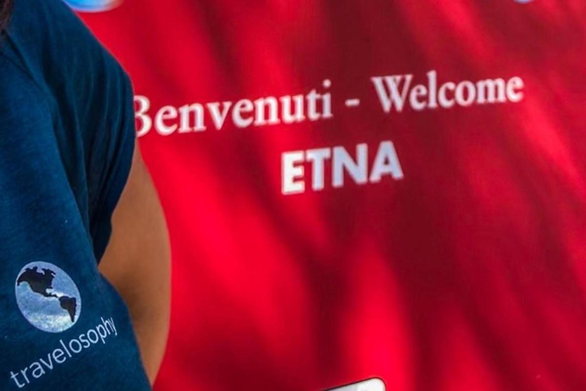 Una persona que sostiene una camiseta roja con las palabras "Bienvenido Eminem".