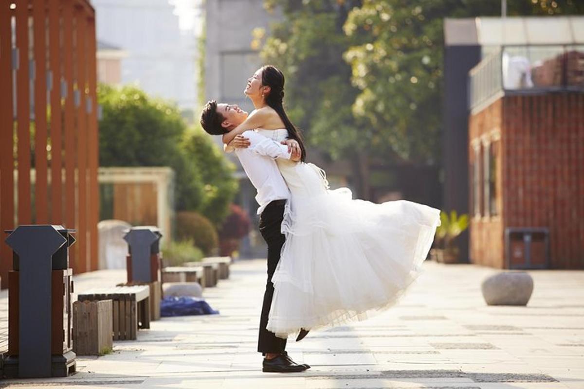 una sposa e uno sposo che ballano su un marciapiede