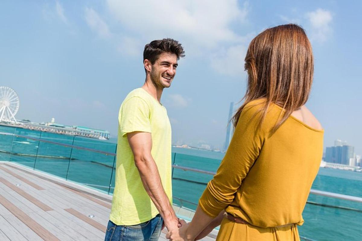 Ένας άντρας και μια γυναίκα κρατώντας τα χέρια ενώ στέκονται σε μια ξύλινη προβλήτα