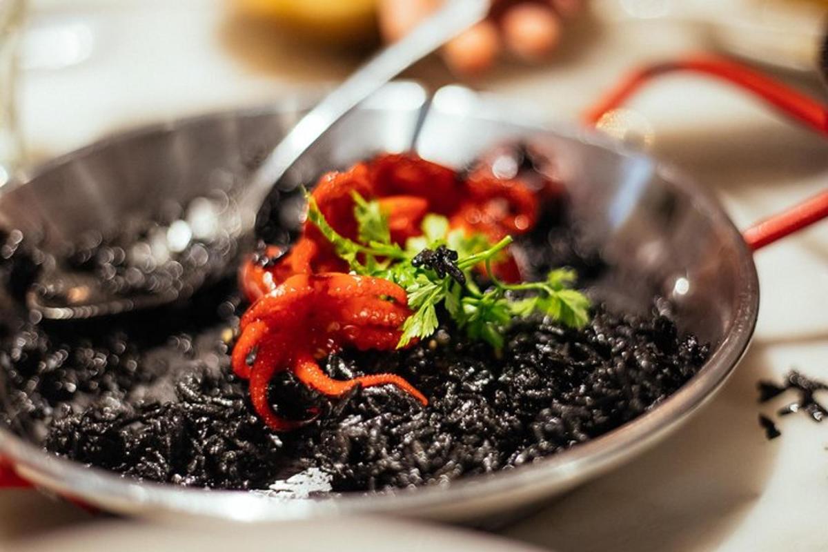 uma tigela de comida com um caranguejo e outros vegetais