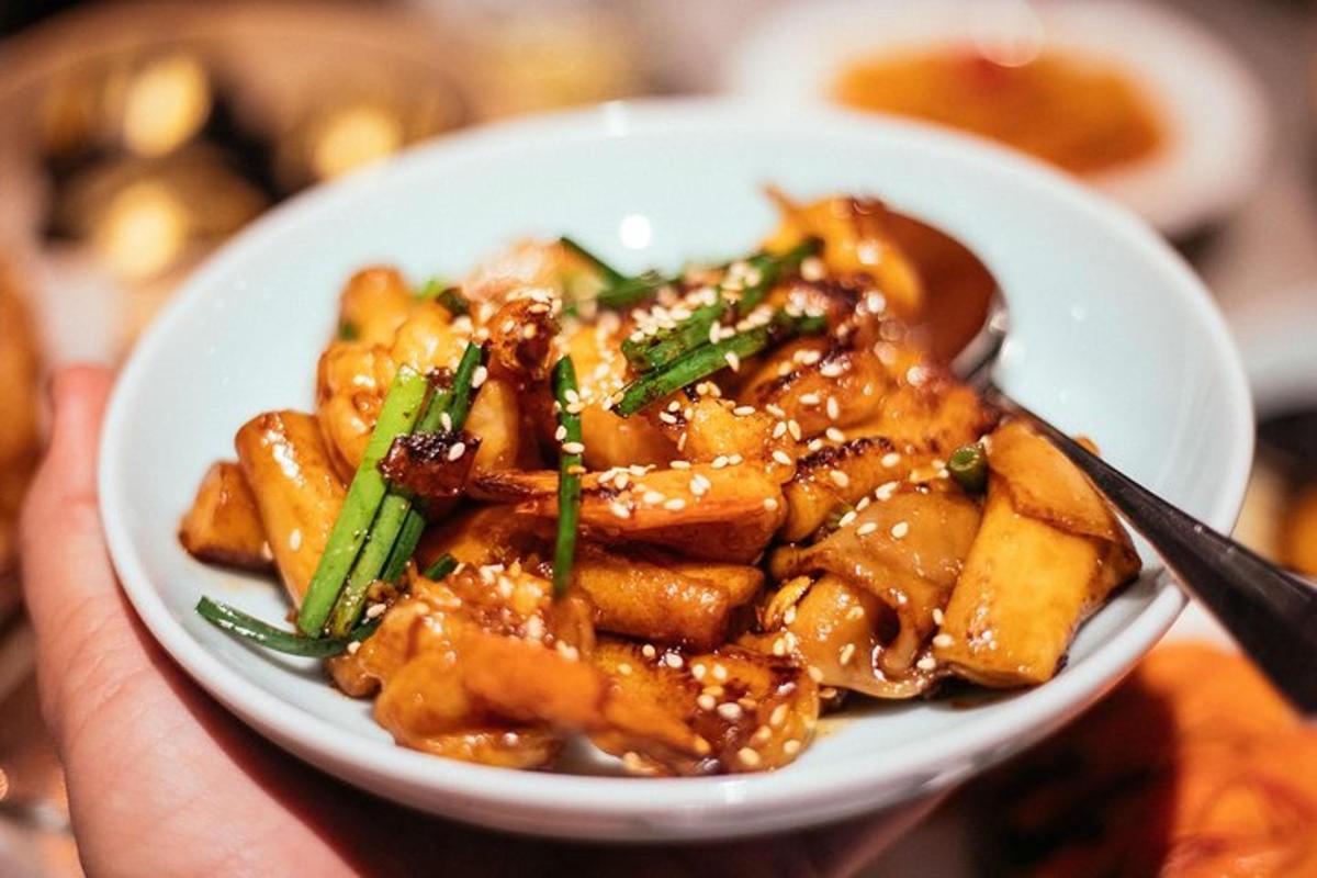 접시와 함께 음식이 담긴 흰 그릇을 들고 있는 사람