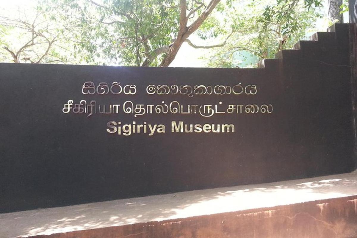 en skylt med texten Sigiriya Museum på väggen