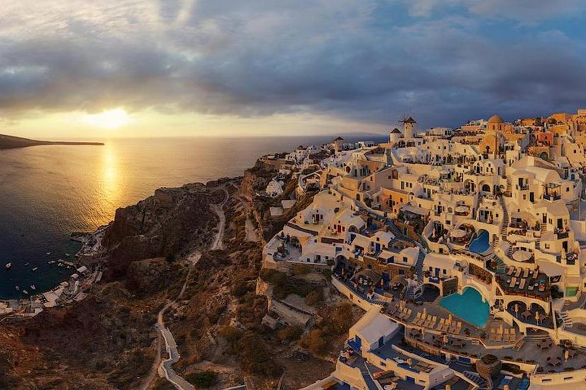 una vista aerea di una città su una collina vicino all'oceano