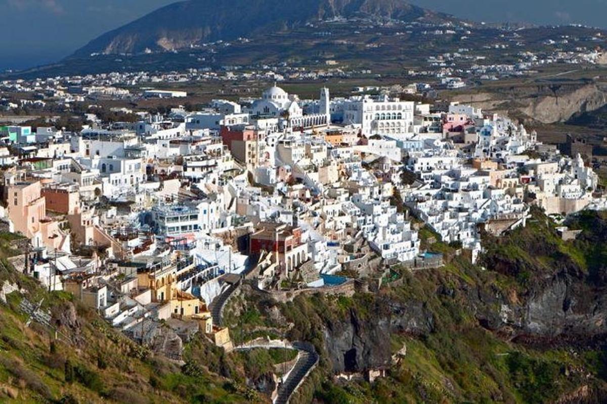 una vista aerea di una città su una montagna