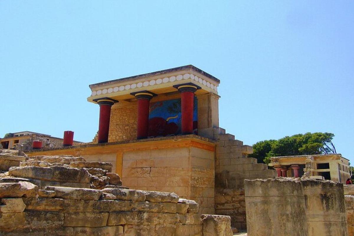 un edifici amb columnes vermelles a sobre d'una paret