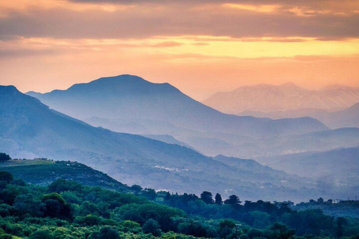 una vista d'una serralada a la posta de sol