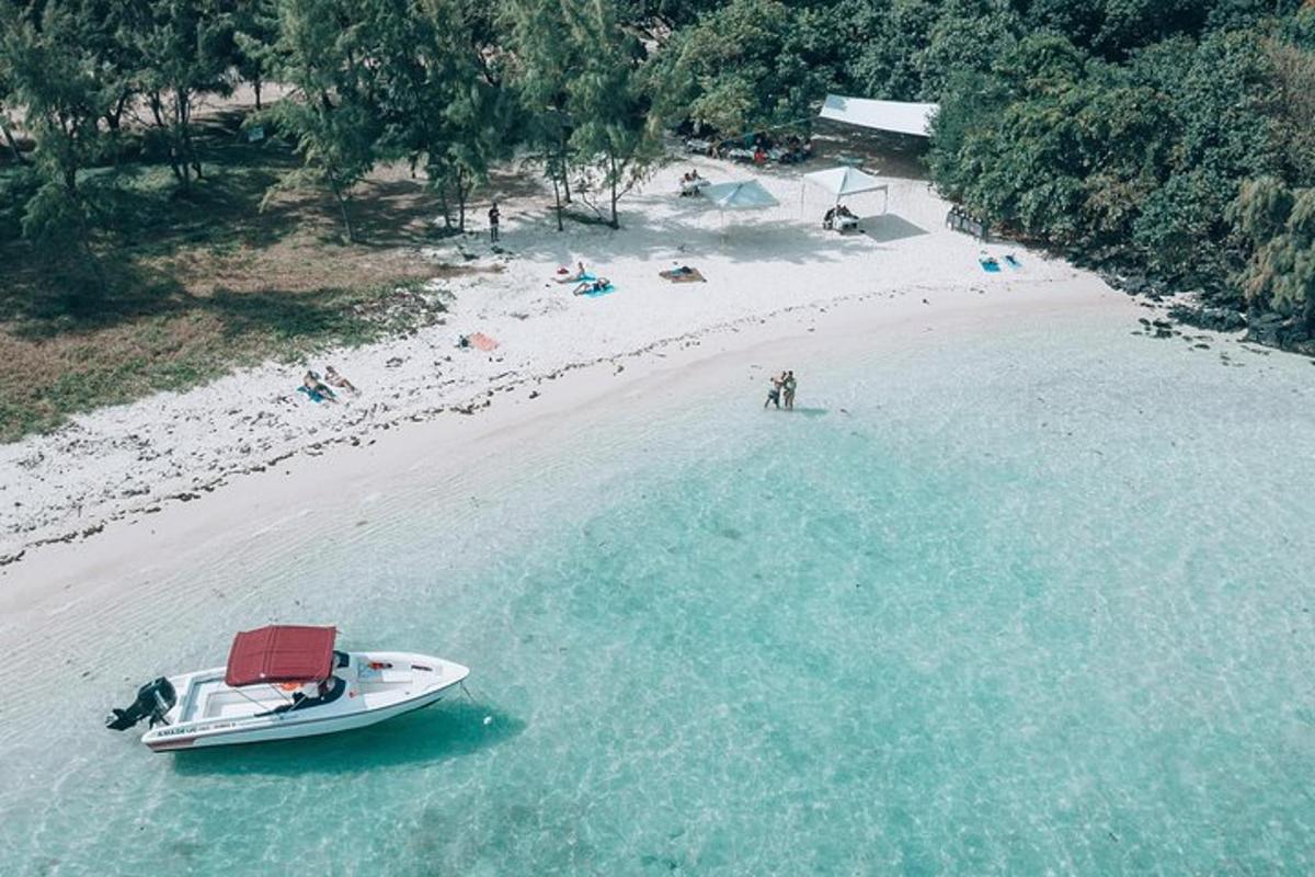 bot di dalam air di sebelah pantai