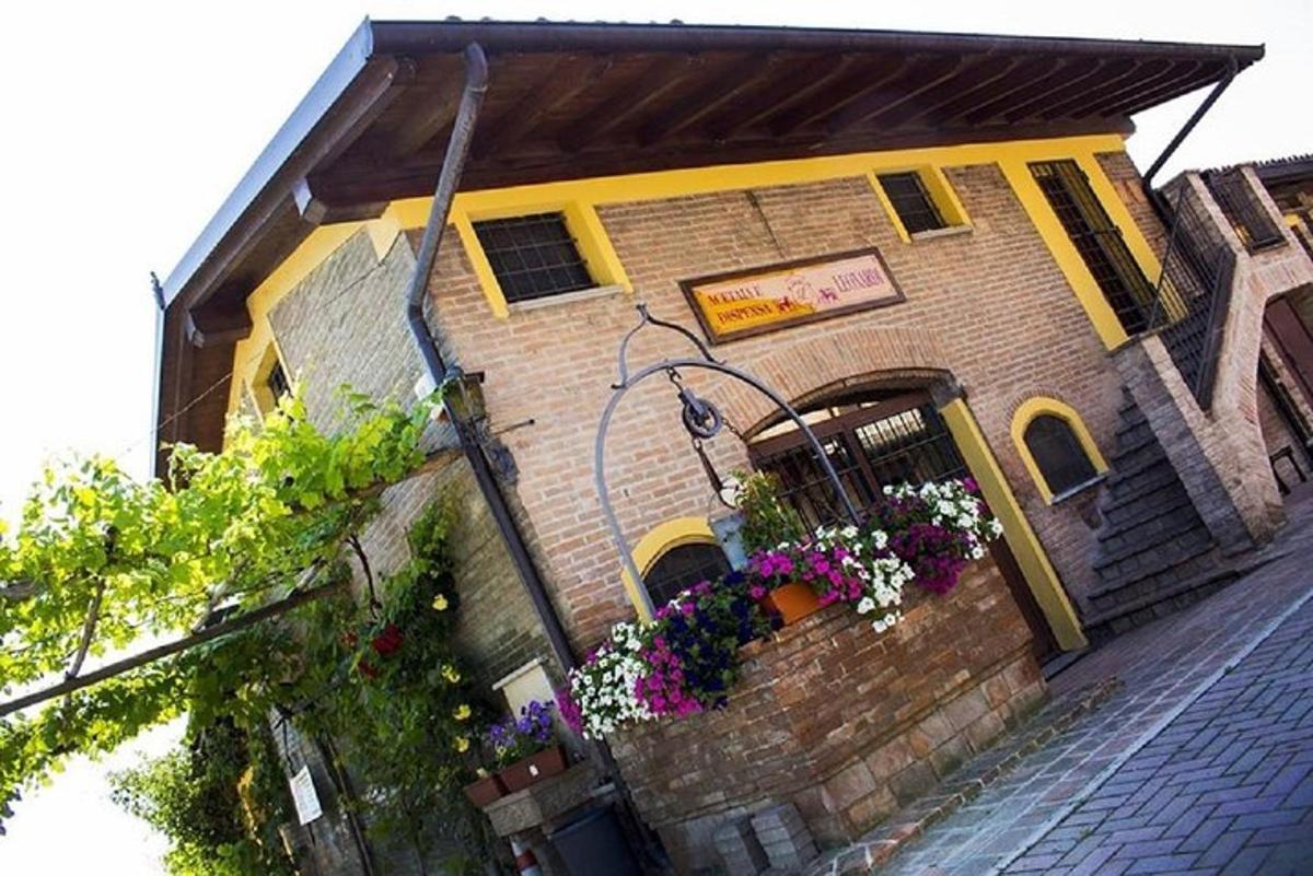 un edifici de maó amb flors al costat