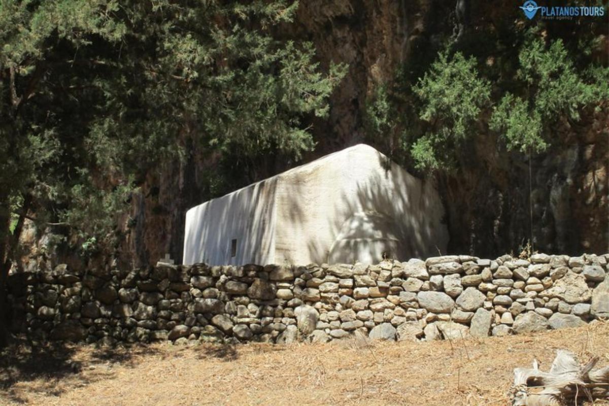 un mur de pedra amb una cascada al fons