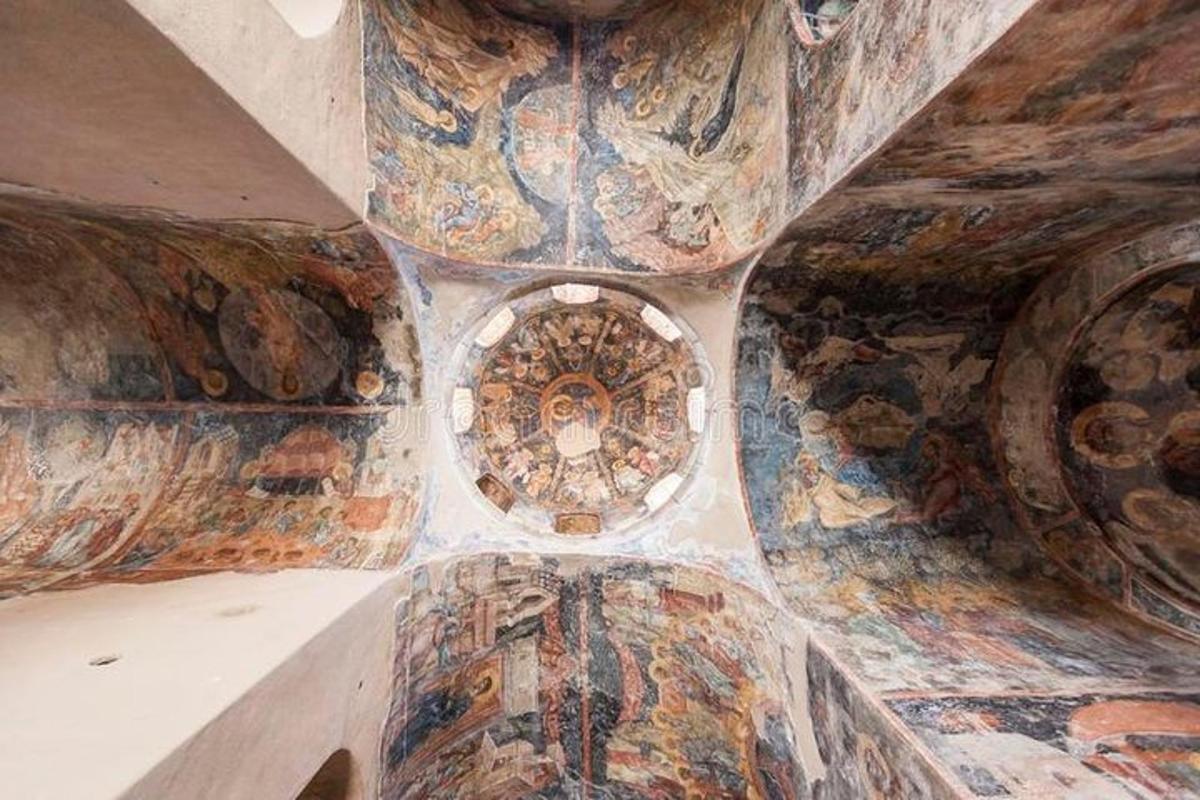 una habitació amb mosaics a les parets d'un edifici