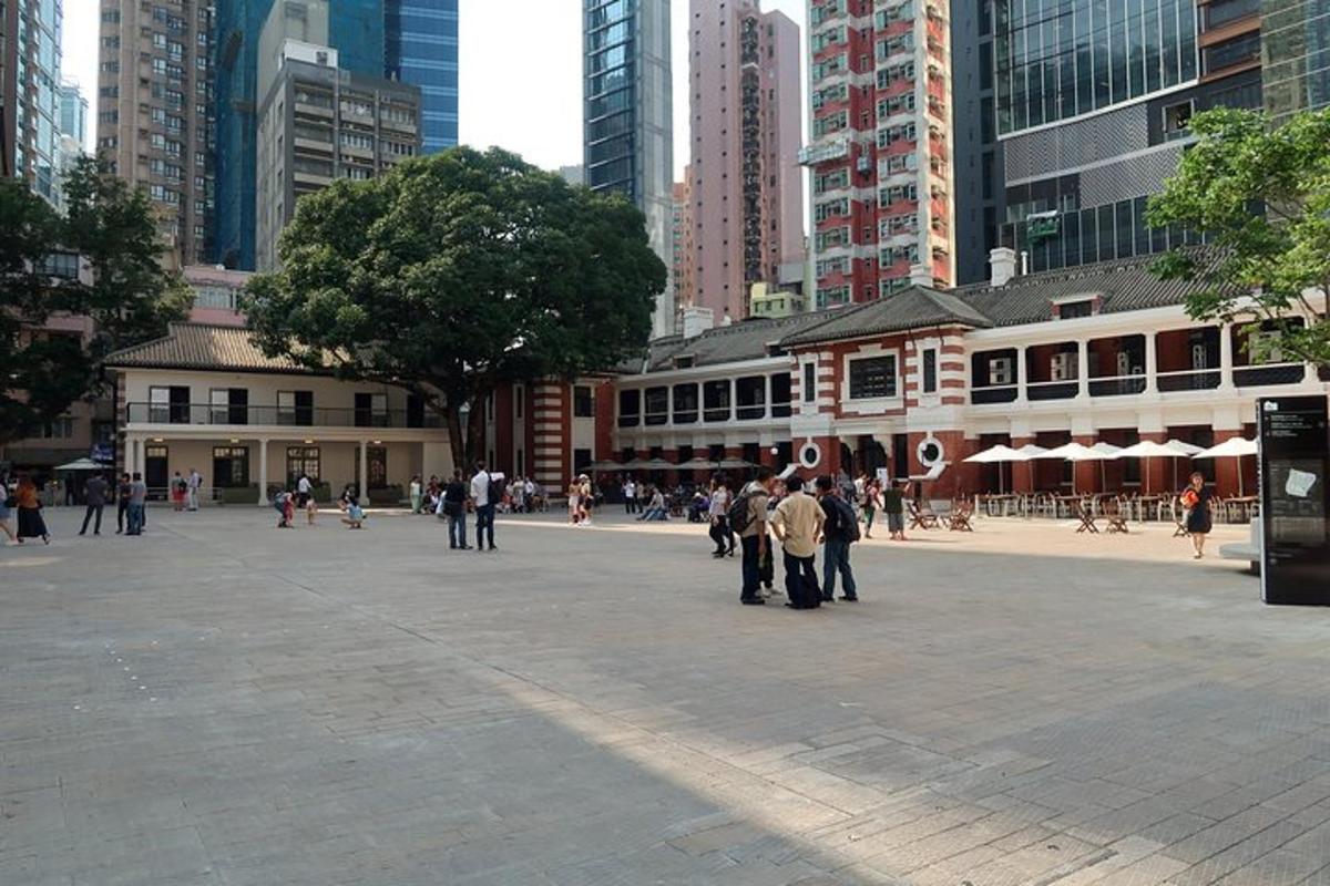 un grup de persones passejant per una plaça d'una ciutat