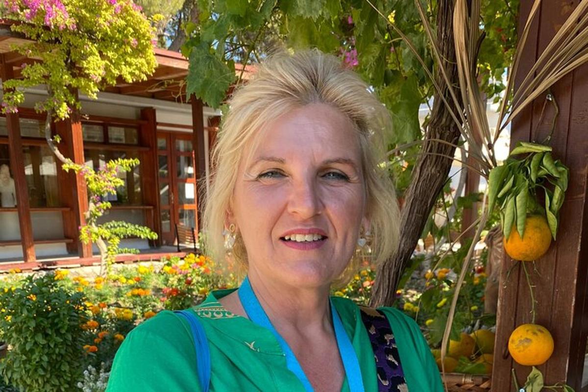 una donna in piedi davanti a un giardino