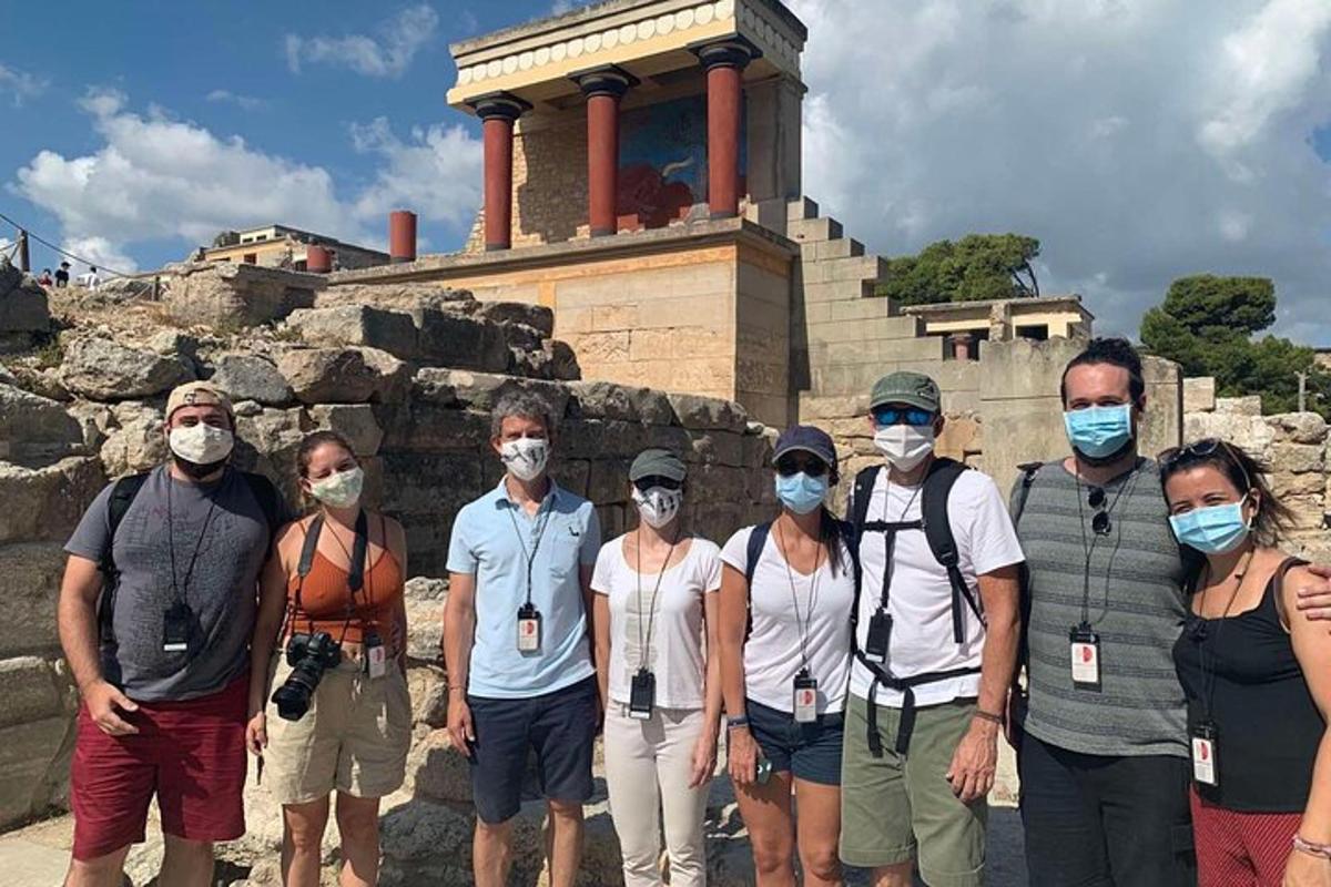 skupina lidí v maskách stojící před chrámem