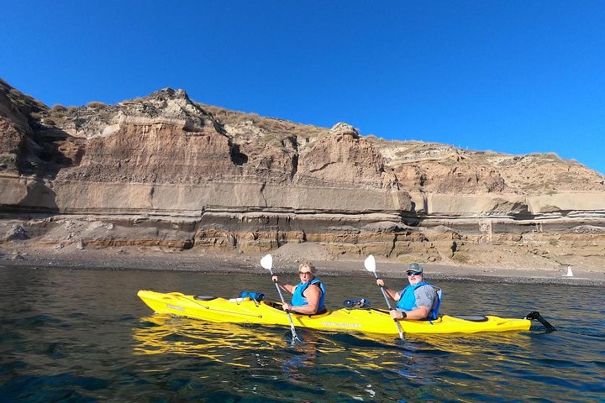 due persone in un kayak giallo in acqua