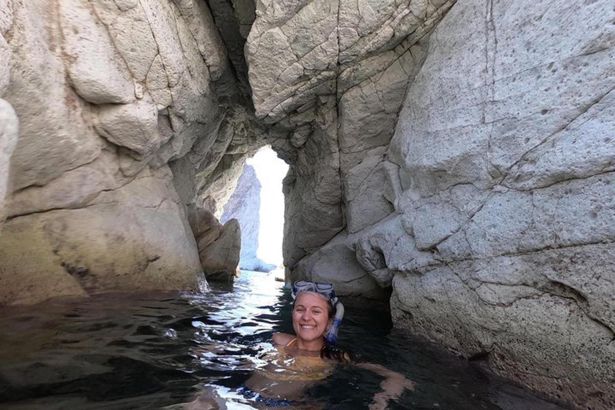 una donna in una pozza d'acqua in una grotta