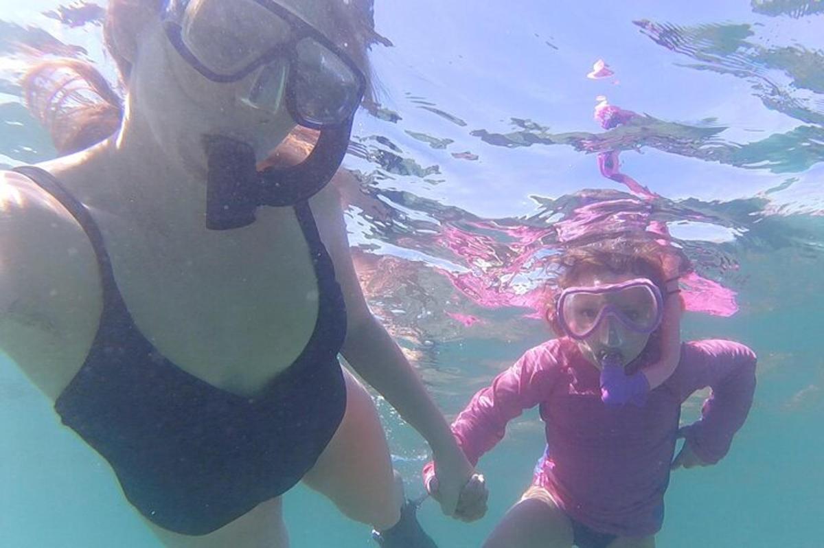 zwei Frauen in Badeanzügen stehen im Wasser