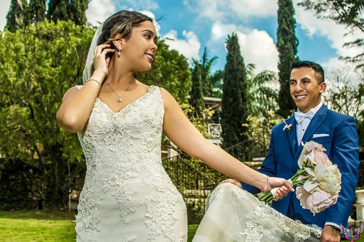 Una novia hablando por un teléfono celular junto a un novio
