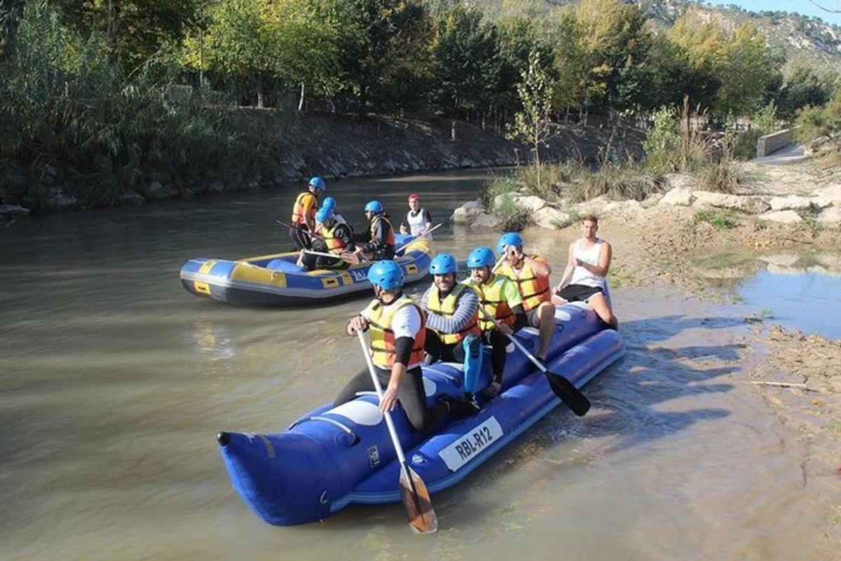 um grupo de pessoas está fazendo rafting em um rio