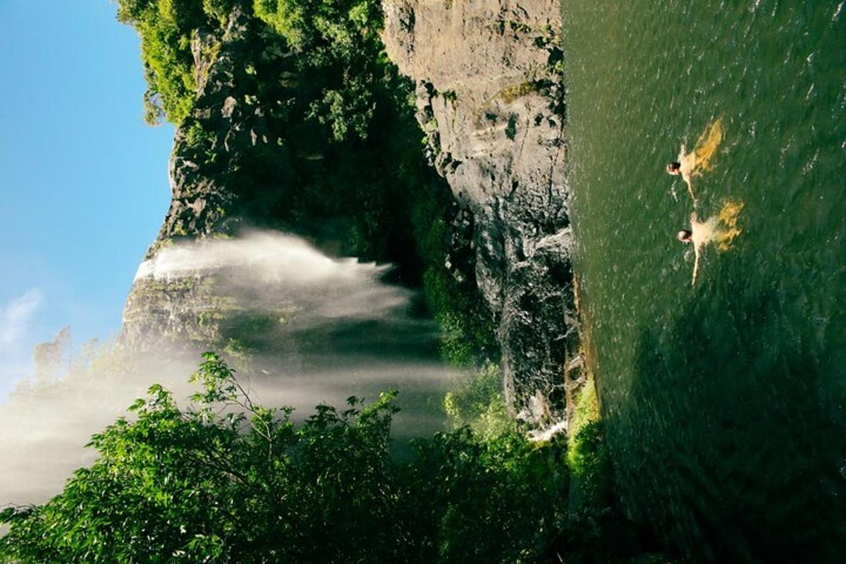 pogled na goro z vodno površino