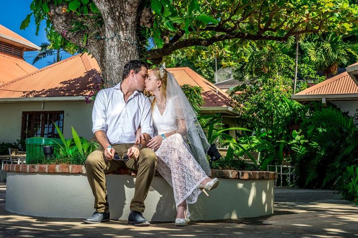 Una novia y un novio están sentados en un banco