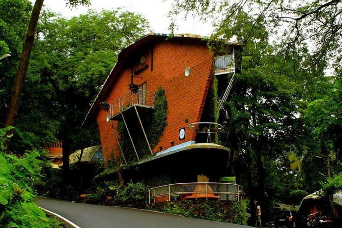 un edificio in mattoni rossi con un balcone sul lato di una strada