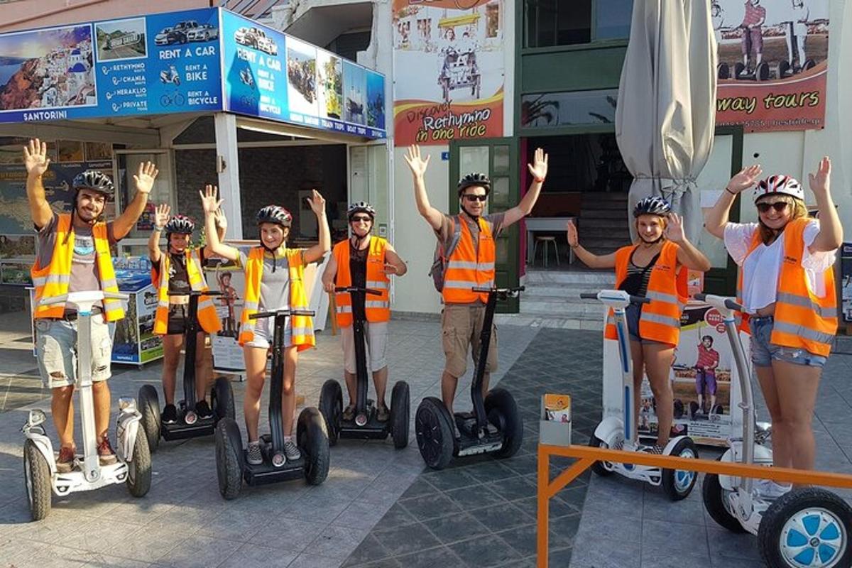 un gruppo di bambini che guidano i segway
