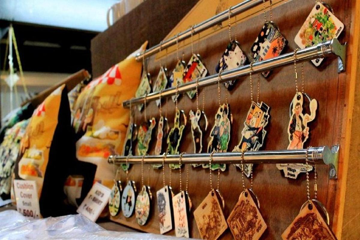 un mucchio di biscotti è appeso a un muro