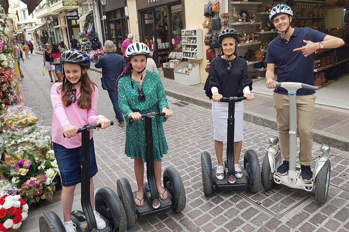 um grupo de pessoas andando em segifts em uma rua
