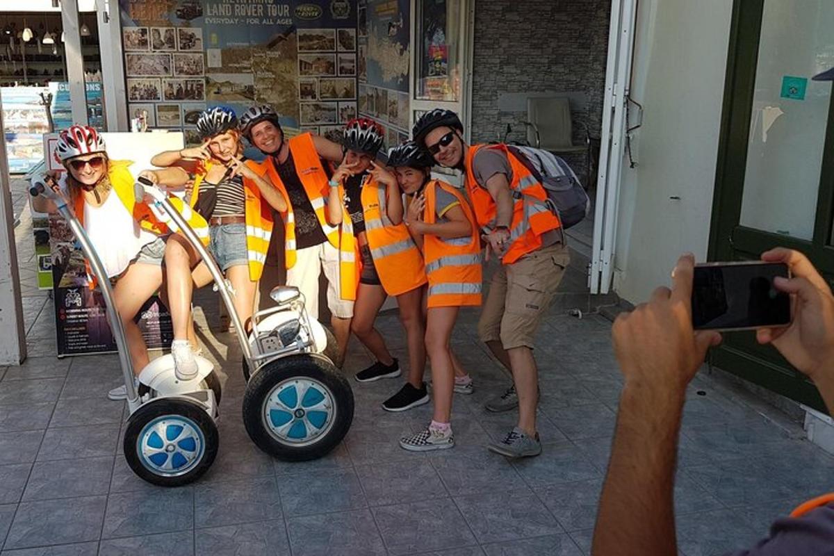 um grupo de pessoas vestidas com equipamentos de segurança posando para uma foto