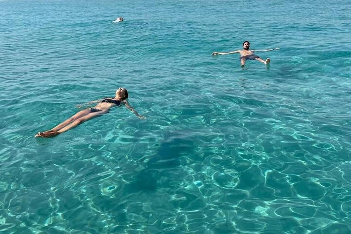 dva lidé plavají ve vodě v oceánu